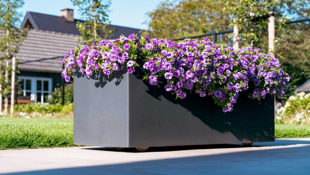 Plantenbakken als terrasafscheiding met wielen